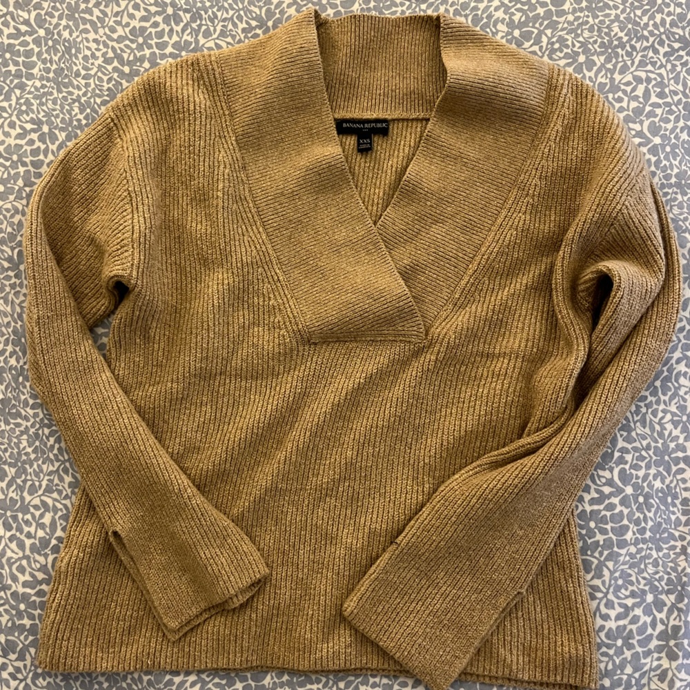 Banana Republic Women's V-Neck Ribbed Sweater in Camel/Tan